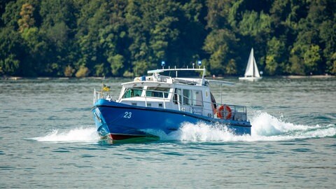 Ein Fahrmanöver des Wasserschutzpolizeibootes mit Blaulicht 