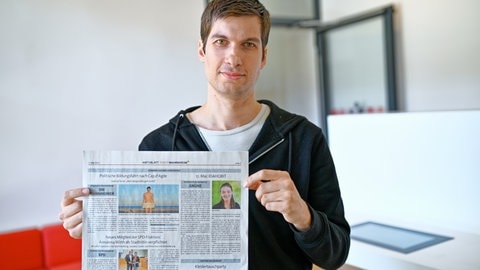 Julien Ferrat hält das aktuelle Amtsblatt mit seinem Artikel in den Händen.