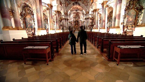 Uschi und Luc Chupin schlendern Hand in Hand durch das Münster in Zwiefalten - ihre Liebe ist über die Städtepartnerschaft entstanden.