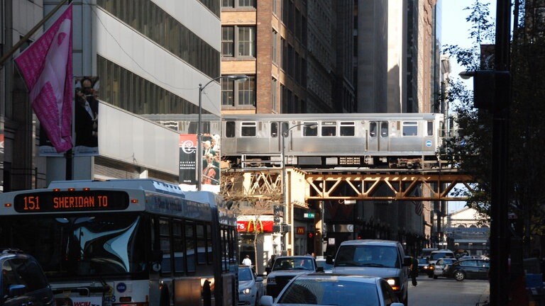 Als erste Hochbahn der Welt gilt die "Chicago Elevated" von 1888. Die Erbauer dachten damals praktisch und preisbewusst. Sie verzichteten auf eine U-Bahn und errichteten die Bahntrassen über den Straßen der Stadt auf einem stählernen Gerüst. Pro Jahr fahren mit der Chicago Elevatet 150 Millionen Fahrgäste. Chicago und die Bahn, das gehörte schon immer zusammen.