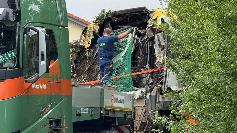 Bergung und Sicherung der Waggons des bei Riedlingen entgleisten Regionalexpresses.