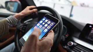 Handy am Steuer: Warum wir es doch tun