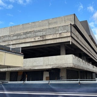Das Bild zeigt die Hertie-Ruine in Neustadt