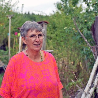 Ulrike Amler in ihrem Garten
