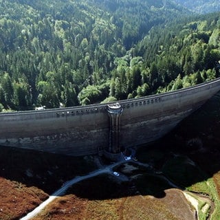 Staumauer der abgepumpten Schwarzenbachtalsperre bei Forbach