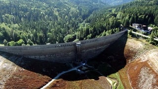 Staumauer der abgepumpten Schwarzenbachtalsperre bei Forbach