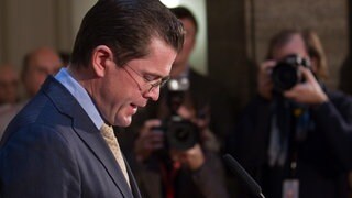Verteidigungsminister Karl-Theodor zu Guttenberg tritt am 1. März 2011 nach Plagiatsvorwürfen seine Dissertation betreffend zurück