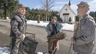 Sebastian, Lioba und Karl vor dem Fallerhof, es liegt Schnee