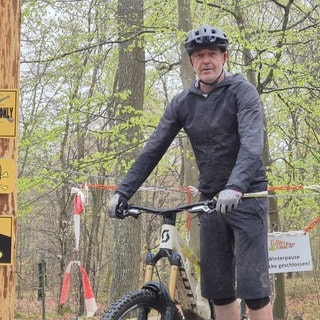 Mann mit einem Mountainbike
