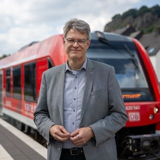 Patrick Schnieder, CDU, auf dem Bahnhof in Gerolstein.