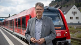 Patrick Schnieder, CDU, auf dem Bahnhof in Gerolstein.