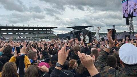 Kraftklub beim Überraschungsauftritt bei Rock am Ring