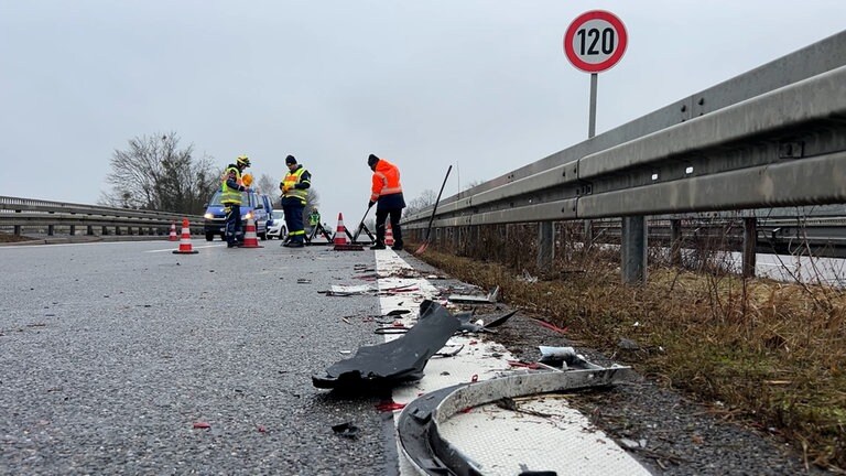 Autos sind zerbeult und werden abgeschleppt. Auf der B27 bei Hechingen hat es am Mittwochmorgen eine Massenkarambolage gegeben.