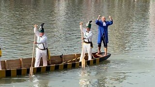 Fischerstecher feiert in Siegespose auf der Zille stehen