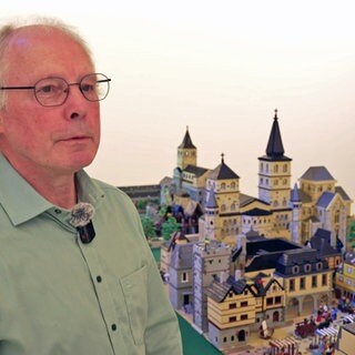 Der gelernte Schreiner Wolfgang Möller vor seinem Trier-Nachbau aus Legosteinen