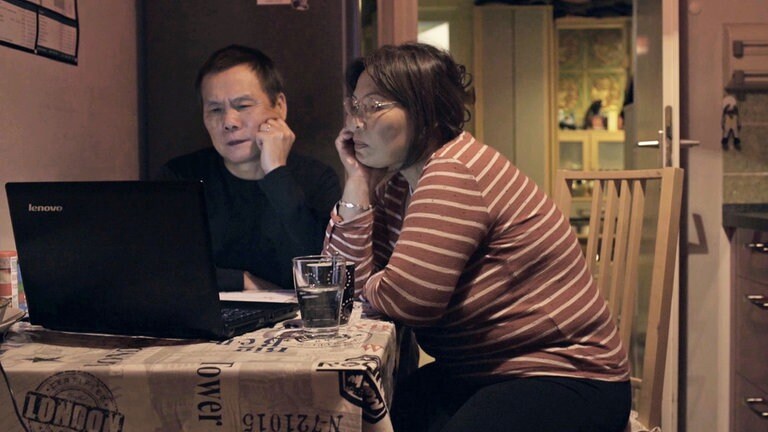 Tam und Bay Mai verfolgen am Rechner die Beerdigung von Bays Schwester in Vietnam via Skype 