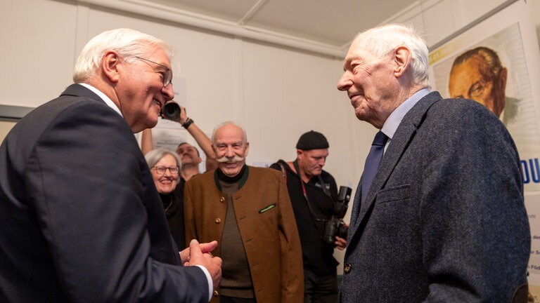 Bundespräsident Frank-Walter Steinmeier (l) besucht während seines Besuchs in Andernach die Bundeswehr Krahnenberg-Kaserne.  Hier trifft Bundespräsident Frank-Walter Steinmeier auf einen der ersten freiwilligen Soldaten bei Gründung der Bundeswehr Helmut Fleischer (r).