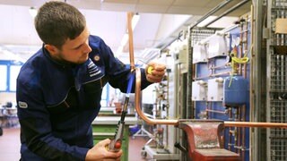 Ein Azubi in einem Handwerksberuf (Symbol): Handwerkliche Berufe werden wieder beliebter. Aus Angst vor Künstlicher Intelligenz?