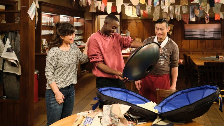 Tayo hat von Tu und Eva eine Handpan geschenkt bekommen.