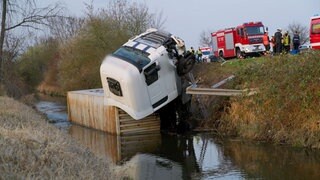 Lkw liegt bei Limburgerhof neben der B9 im Rehbach