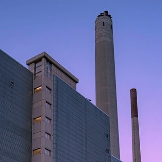 Das Heizkraftwerk in Pforzheim. Sein Schornstein wurde beleuchtet, weswegen gegen den Ex-Chef der Stadtwerke ermittelt wird.