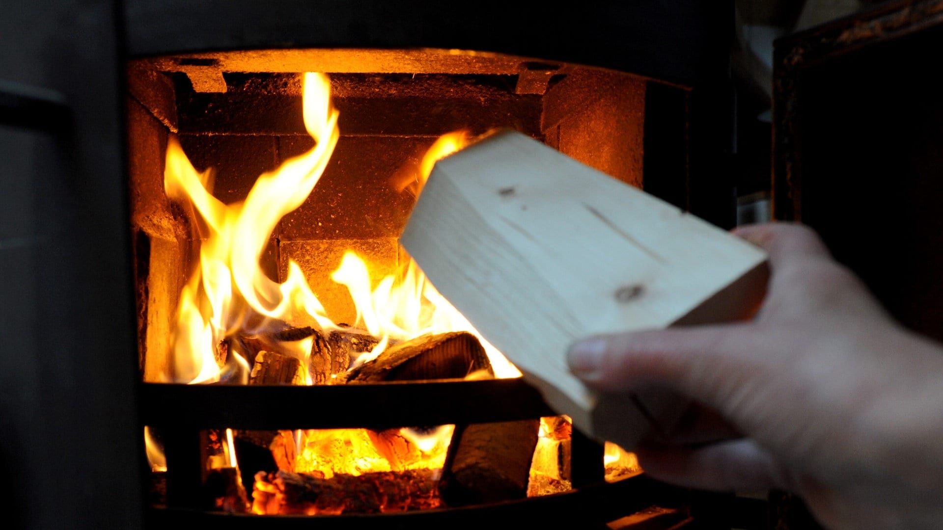 Heizen mit Holz: Darauf kommt es an, damit es im Kamin gut brennt