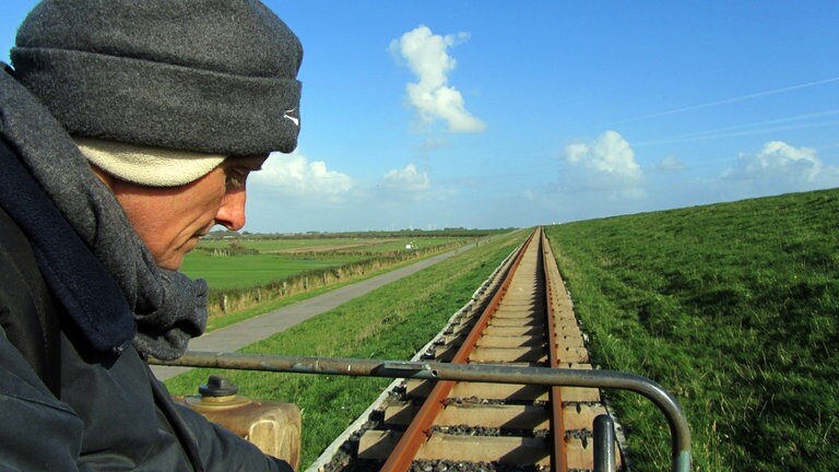 Deichwärts: Claudia Nommensen auf der Steigungsstrecke über den Nordseedeich. Oben angekommen hat man den Blick auf die Nordsee und die Halligen.
