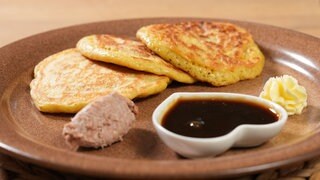 Lippischer Pickert mit Zuckerrübensirup und Leberwurst auf einem Teller