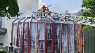 Die Filderhalle in Leinfelden-Echterdingen wird von der Feuerwehr gelöscht. 