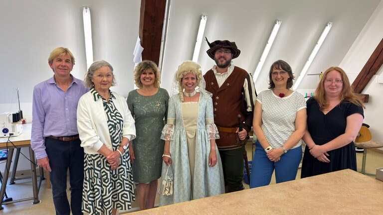 Die Darsteller von Sophie von La Roche und Hans Wanner (Mitte) in ihren neuen Kostümen, die sie beim beim traditionellen historischen Festzug in Biberach tragen werden.