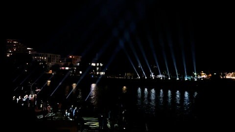Spiel mit Licht und Ton - hoch über der Donau treffen sich bei den "Sound Bridges" die Lichtstrahlen in der Mitte des Flusses. Zusammen mit der Livemusik über beide Donaufer hinweg entsteht eine Verbindung der beiden Donaustädte.  