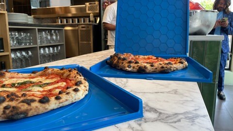 In Tübingen sind Mehrweg-Pizzaboxen eingeführt worden. Sie sollen Umweltverschmutzung und Müllkosten reduzieren und Verpackungssteuer sparen. 