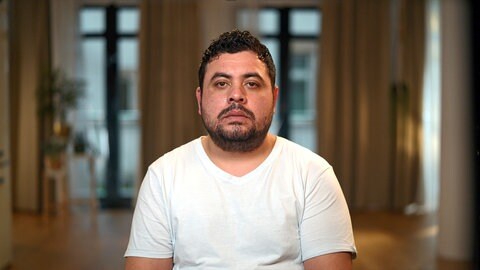 Im True Crime Format "Im Namen der Opfer" erzählt Mario wie er den brutalen Mord an seiner Schwester verarbeitet.