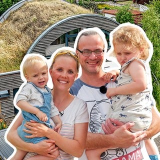 Familie wohnt in einem Erdhügelhaus 