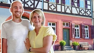 Karo und Martin stehen vor Opas alter Bäckerei. Sie haben das Fachwerkhaus in eine modernes Zuhause verwandelt.