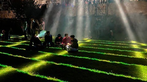Auch das Publikum selbst kann Teil des großen Ganzen beim Open Air "Sound Bridges" werden. Etwa bei Lichtprojektionen auf der Fläche zwischen zwei Bühnen am Ulmer Donauufer.  