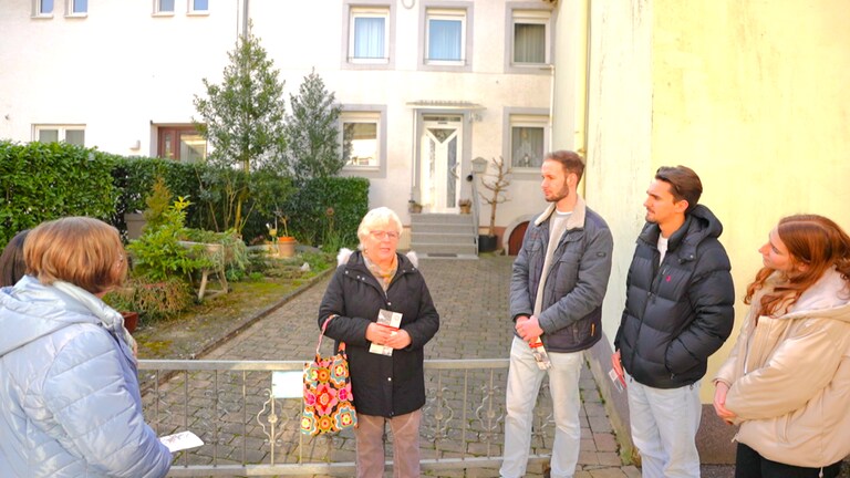 Fremdenführerin Eva Schanen mit Gruppe