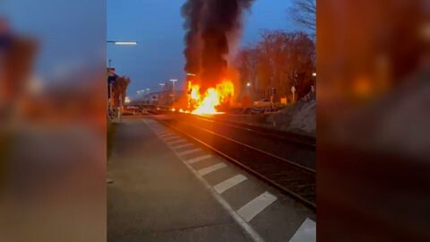 Meterhoch schlagen die Flammen beim Zugunglück in Insheim