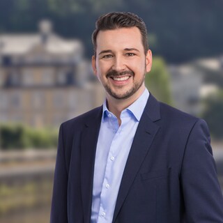 Oliver Krügel (CDU) vor dem Stadtbild von Bad Ems