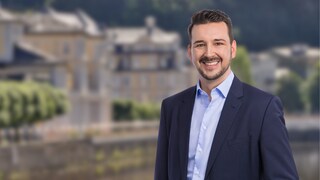 Oliver Krügel (CDU) vor dem Stadtbild von Bad Ems