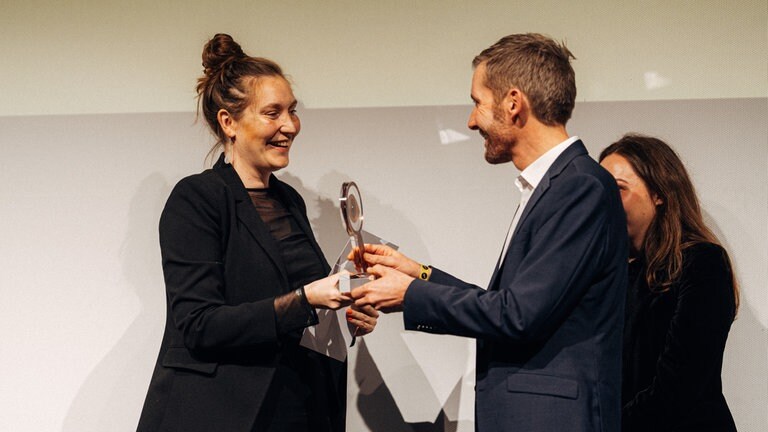 Clara Stella Hüneke erhält den Deutschen Dokumentarfilmpreis in der Kategorie Musik.