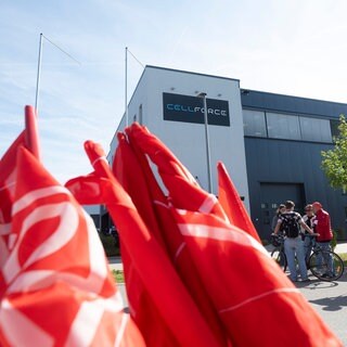 Das Cellforce-Logo ist während einer Betriebsversammlung an der Fassade des Sitzes des Batterie-Unternehmens Cellforce zu sehen. Der Sportwagenbauer Porsche will sein Tochterunternehmen Cellforce weitgehend einstellen.