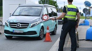 Grenzkontrollen - Für die Grenzregionen sieht der rheinland-pfälzische Ministerpräsident Alexander Schweitzer (SPD) negative Folgen 
