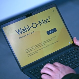 Ein Mann nutzt an einem Laptop den Wahlomat für die Landtagswahl Rheinland-Pfalz.