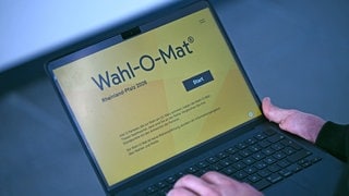 Ein Mann nutzt an einem Laptop den Wahlomat für die Landtagswahl Rheinland-Pfalz.