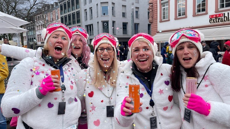 Schnelle Abfahrt für diese fünf "Ski Ladys". Um 11:11 Uhr ging es ab auf die Piste.
