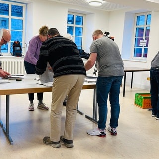 Im Wahllokal in Gauersheim im Donnersbergkreis sind die Stimmen für die Landtagswahl ausgezählt.