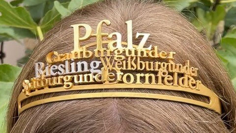 Das Amt der Weinkönigin bleibt. Das hat der Verein Pfalzwein mitgeteilt und reagiert damit Diskussionen um das Amt der Pfälzischen Weinhoheiten.