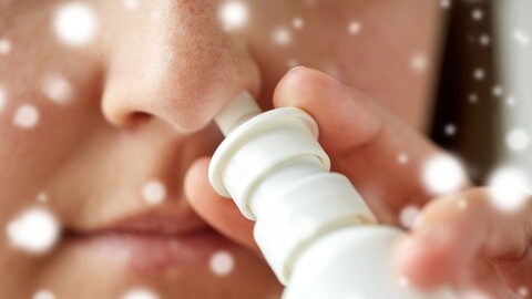 Mädchen mit Heuschnupfen - Medikamente aus der Apotheke