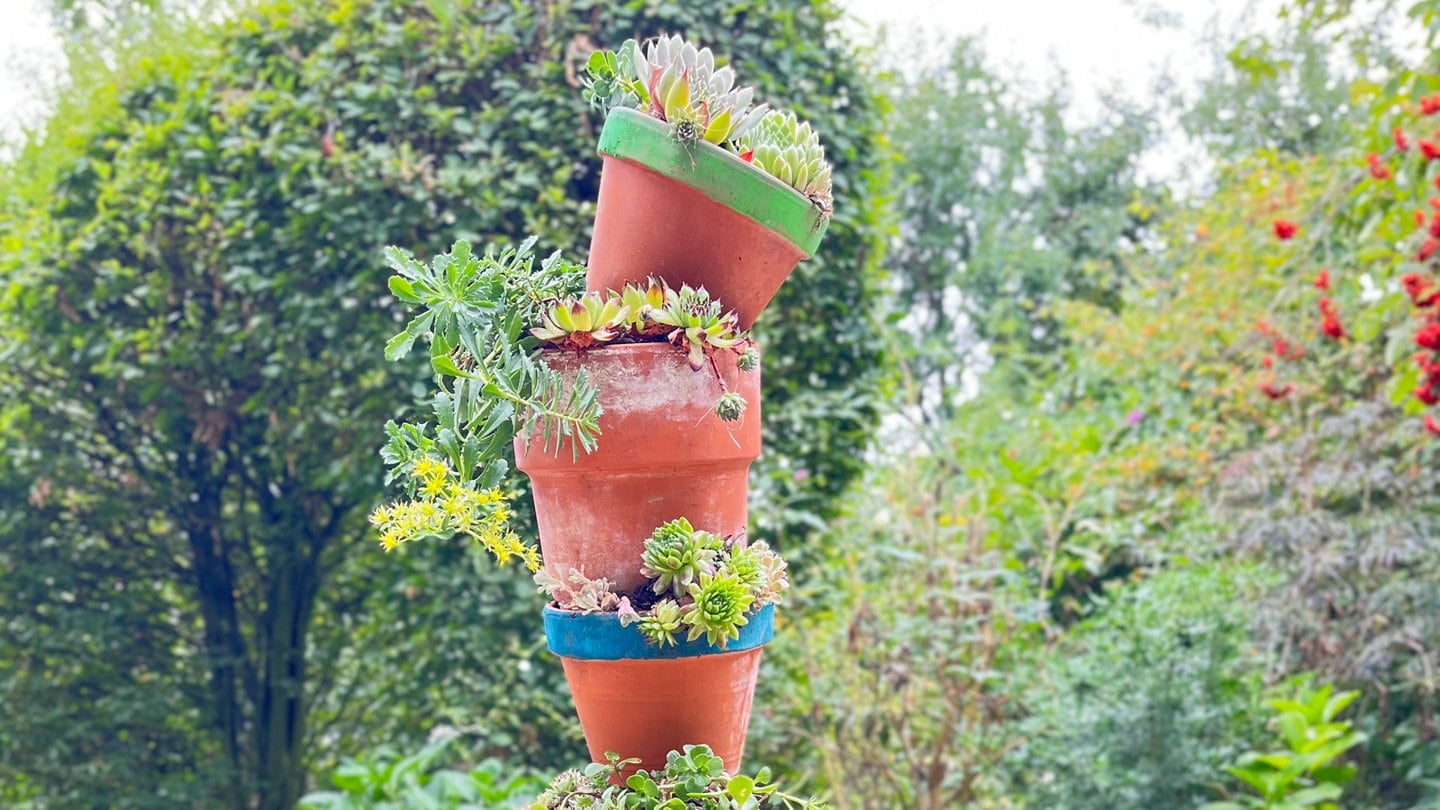 Alte Tontöpfe kreativ nutzen: nachhaltige Stele für Ihren Garten